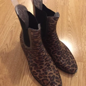  - Stövlar storlek 38, använt cirka 4-5 gånger