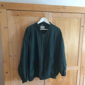  - Så fin och skön, tunn bomberjacka. Har använt som oversize 👌🏼 Snygg mörkgrön färg 🌵 (Hål på insidan i ärmen som är lagat och syns inte. Samt ett litet hål på ryggen som knappt syns.) ✨✨✨