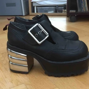  - Livets skor som tyvääärr är för små för mig 😢 Rätt så tunga, platå med silvrig klack och spänne. Av märket Bullboxer. Lite använda men absolut ok skick🌟 Möts i Stockholm.