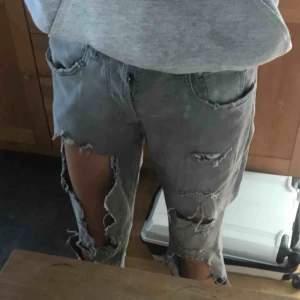  - Skinny Low waist. CN 175/82A.  Ganska stora men skitsnygga med ett skärp