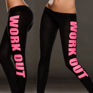  - Träningstights med texten "workout" på ena benet. Texten på benet är sliten (se bild tre), annars i bra skick. 