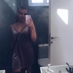  - Så himla fin klänning från Bikbok i storlek M, använd ett fåtal gånger. Är justerbar baktill så går att göra längre eller kortare, hur man vill. Frakt 30 kr 💕