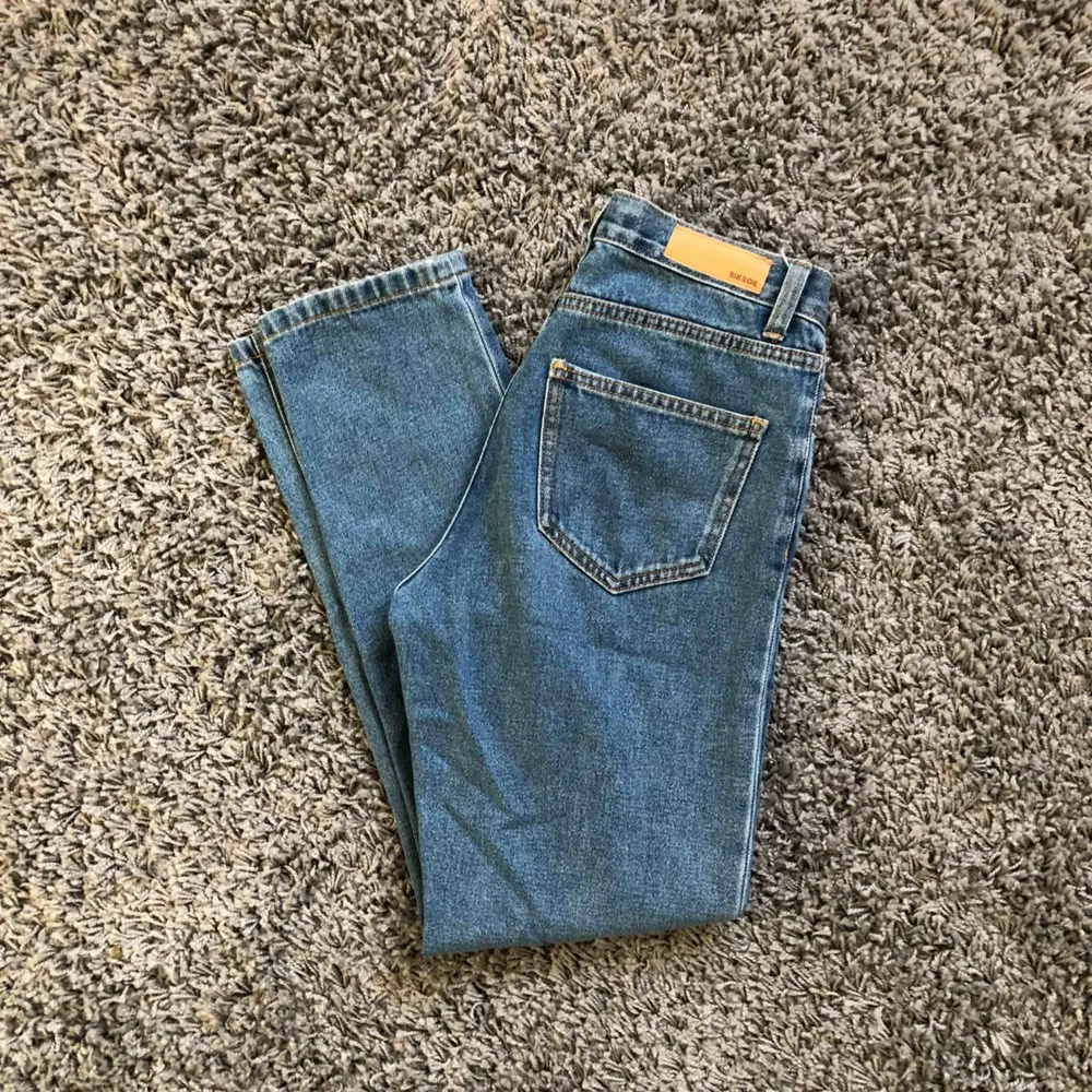 Raka jeans från bikbok. Lite små så kommer ej till användning.. Jeans & Byxor.