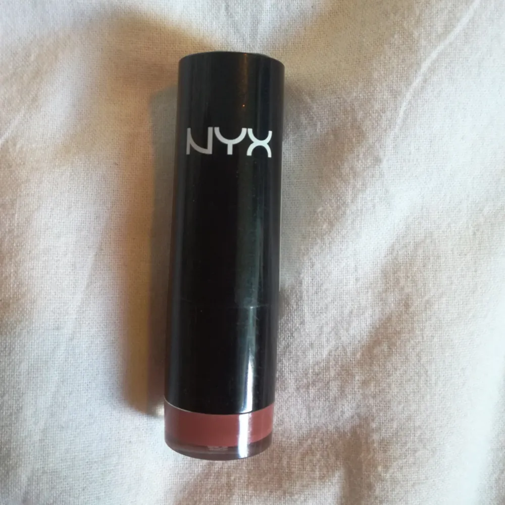 NYX Extra Creamy Lipstick i färgen Cocoa!! Jättekrämigt och härligt läppstift i en underbar färg! 🌞🌞🌞  Jag fraktar jättegärna!!. Skönhet.