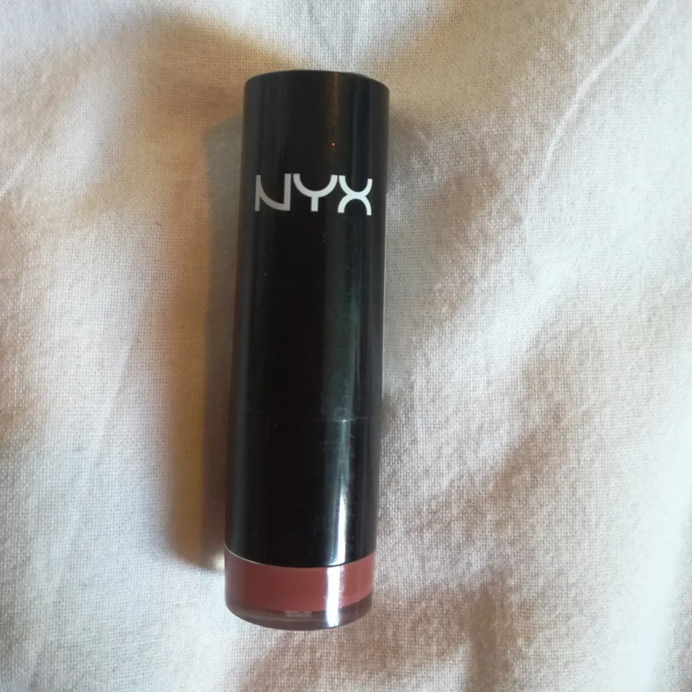 NYX Extra Creamy Lipstick i färgen Cocoa!! Jättekrämigt och härligt läppstift i en underbar färg! 🌞🌞🌞  Jag fraktar jättegärna!!. Övrigt.