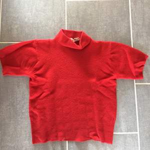 Snygg röd tröja med polo krage. 