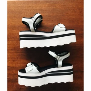  - Platåskor som är sjukt sköna. Ljusblå irl. Köpta på Mango för två år sen men aldrig använda. +frakt!