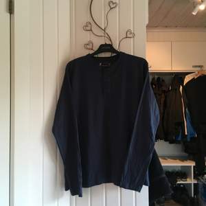 Mörkblå tunnare tröja från dressman. Oanvänd men tvättad. Frakt tillkommer 😊