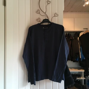  - Mörkblå tunnare tröja från dressman. Oanvänd men tvättad. Frakt tillkommer 😊