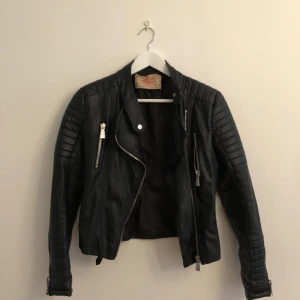  - Svart skinnjacka. Köparen står för eventuell frakt. Hör av dig för fler bilder🌸