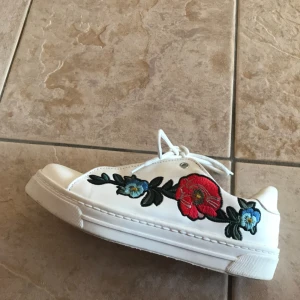  - Skor i läderimitation från river island. Använda en gång då de är för små. Köpta förra sommaren 