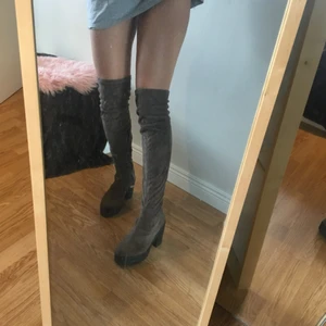  - Highknee boots från Asos. Bekväma och lätta att gå i på grund av stabil/tjock klack. Perfekta till höst vädret! 🍁🍂 frakt står köparen för!:)