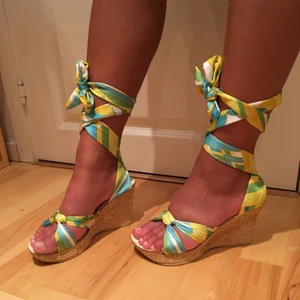  - Strandsko med kilklack med silkes band. Använd mindre än 5 gånger.  Klackhöjd 8 cm. Mötes i Farsta eller så står köparen för frakten