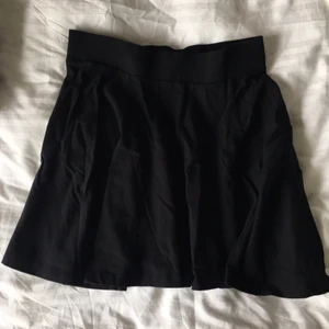  - Svart kjol i stl S, säljer pga aldrig använder! 