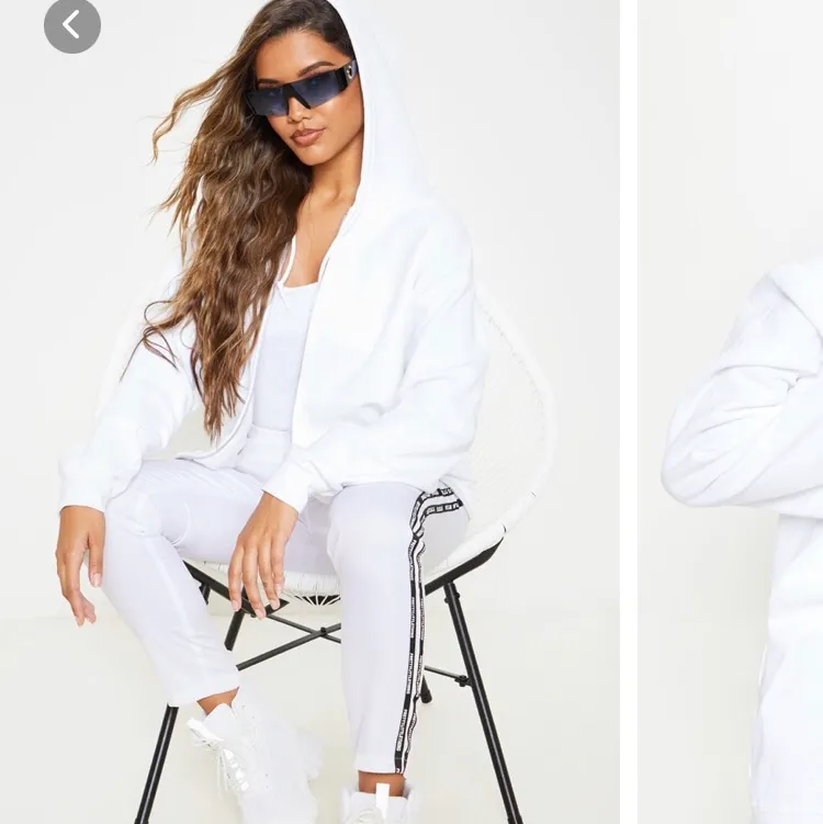 Skit snygga oanvänd vit zip hoodie i storlek S. Säljer då jag råkade beställa 2 stycken, frakt betalas av köpare😄. Hoodies.