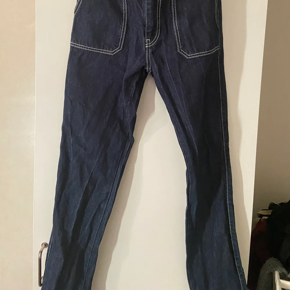 Mörkblåa jeans som jag har inte använt! Köparen står för frakten:) . Jeans & Byxor.