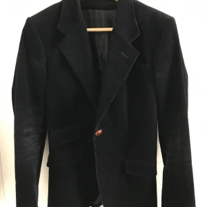 Acne kavaj - Acne kavaj i mycket fint skick! Inga märken eller fel på något sätt. Bud gäller och om man är riktigt säker så går det att lösa en deal direkt!