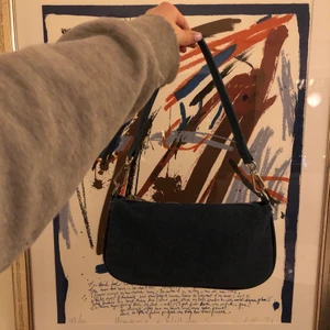 Väska - Säljer denna trendiga väska från zara i jeansmaterial. Sparsamt använd!!🥰