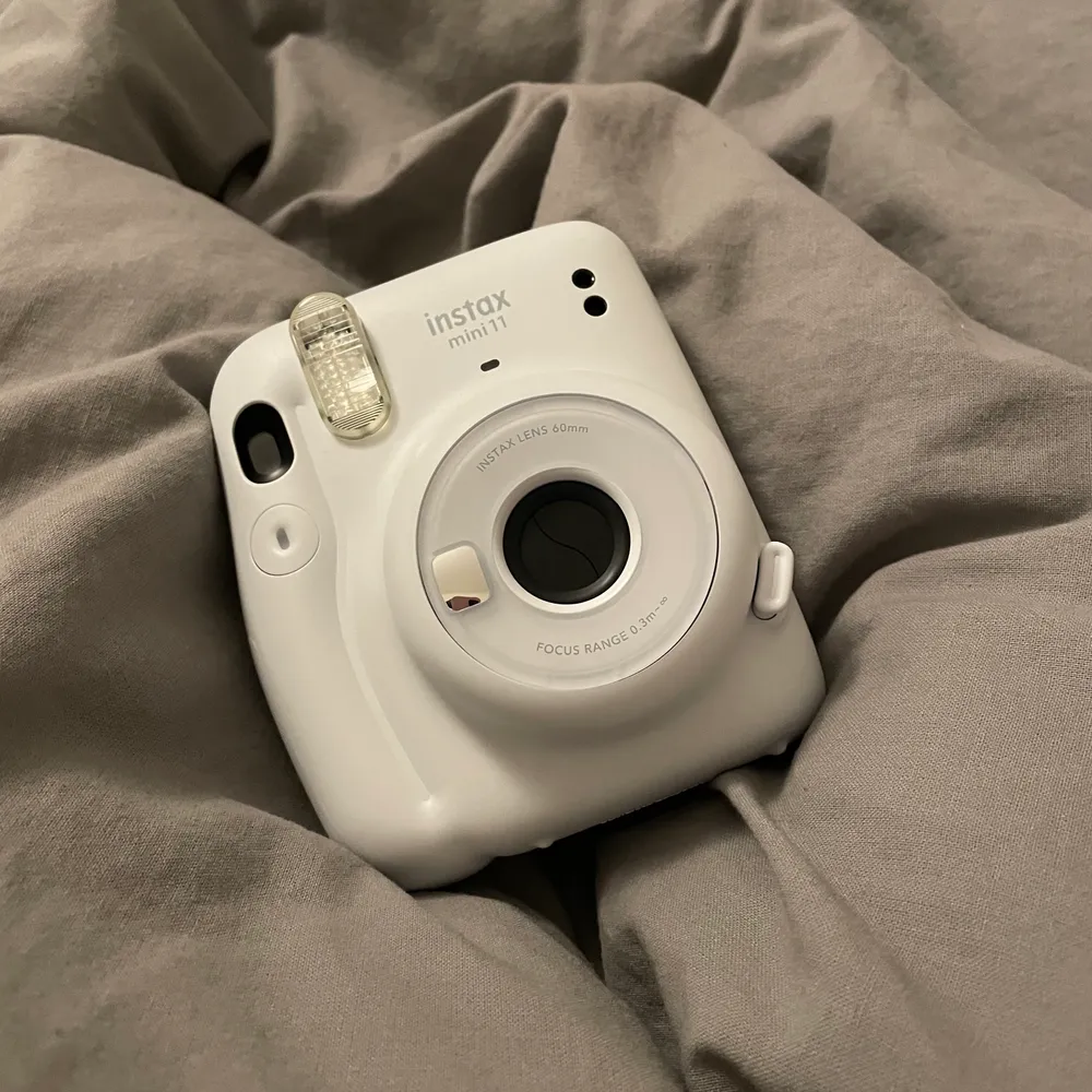 Säljer denna instax mini 11 kameran då jag köpt den men aldrig använt, tror även att jag inte kommer att använda den i framtiden. Jättefint skick då den aldrig är använd och den köptes för någon vecka sen. Köp för 500 + frakt. 💗. Övrigt.