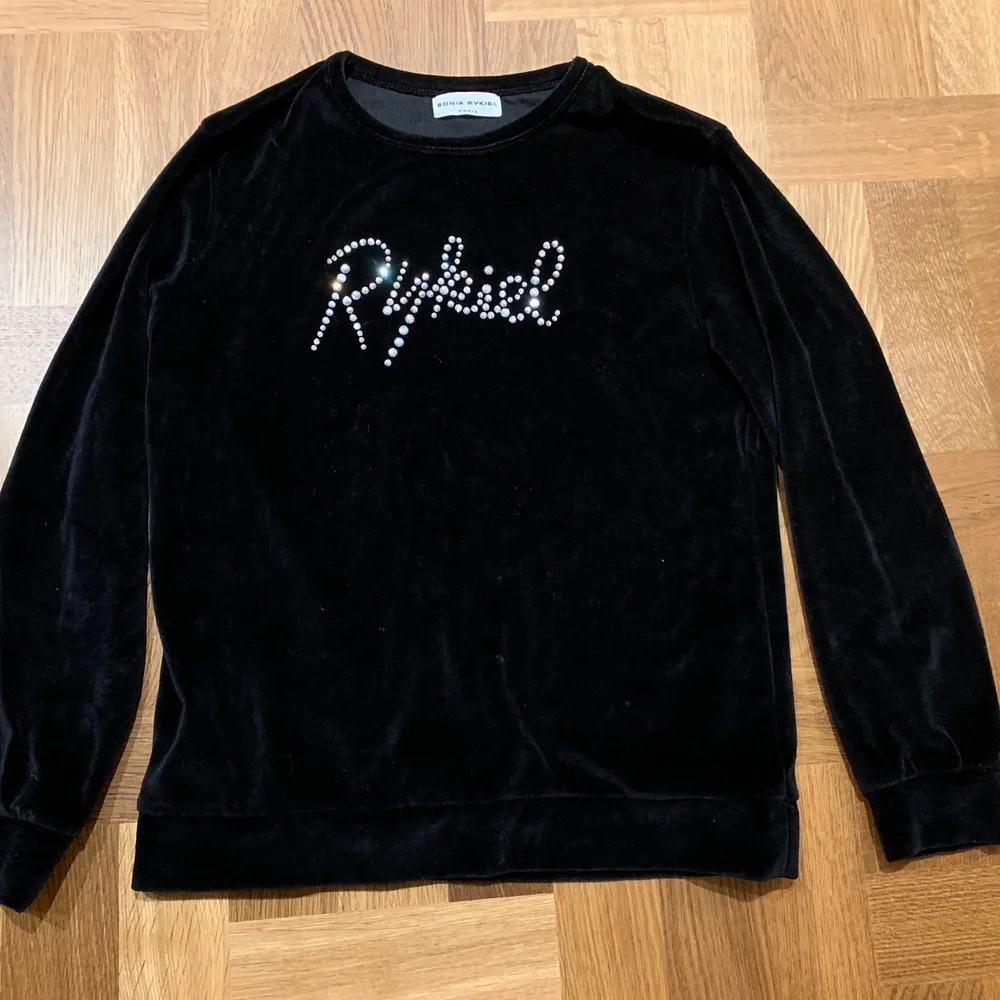 Sammetströja/sweatshirt med glitterstenar från Sonia Rykiel, modellen heter Bertille. Svart. Storlek 152. Sparsamt använd, mkt fint skick. Kvitto/skärmdump från Zalando finns, inköpt jan-19. . Tröjor & Koftor.