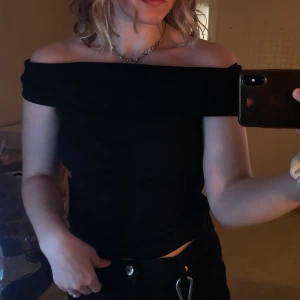Svart ribbad off shoulder  - En svart offshoulder tröja som är i väldigt bra skick då jag endast har burit den en gång. Frakten ingår inte i priset!