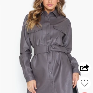 Läderklänning - Helt oanvänd läderklänning från Nelly. Storlek 40 men passar även 38. Nypris 599kr. Köparen står för frakt