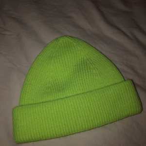Neon beanie 💚 - Beanie från Asos som jag aldrig använt, i nytt skick och inga defekter alls. Superfin nu till vintern (: Den är töjbar och passar alla huvuden. Gratis frakt!