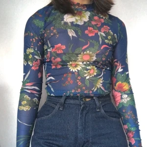 Topp - Mesh topp som tyvärr inte kommer till ansvändning. Skulle vara ursnygg med ett enfärgat linne över. Skriv privat vid intresse! Köpare betalar för frakt