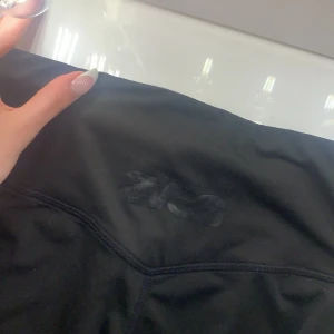 Svea - Träningstights från Svea, svarta med tryck ”Svea” på ena benet, två ränder på andra benets nedre del. Bra skick. Köparen står för frakten