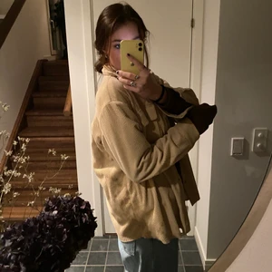 &otherstories skjorta - Beige manchester skjorta från &otherstories. Använd några gånger, men i bra skick! Köpte för 890 kr! 💕