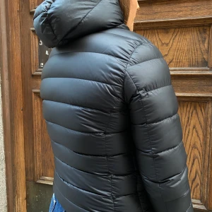 Colmar jacka - Svart colmar jacka i väldigt fint skick! Som ny! Storlek M men är liten i storlek så den är som en storlek S 