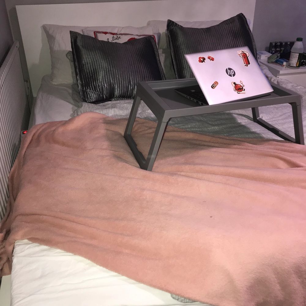 Jag säljer min säng som jag har haft i 4 månader men måste tyvärr sälja den eftersom den är för stor för mitt lilla rum. Jag köpte den för 3800 och säljer den för 3000kr kan diskutera priset. Sängen är i mycket bra skicka och har inga skador. Den är 160x200. . Övrigt.
