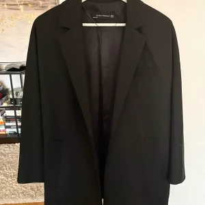 Zara svart oversized kavaj, size S  - Zara black oversized blazer. In S size but fits for M or even L size. 