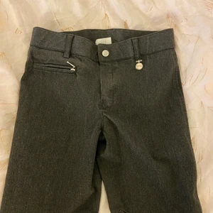 Ridbyxor  - Ridbyxor från märket CRW! Använda rätt mkt men fof bra skick 🙂 storlek 150 (xxs) säljer så dem är för små