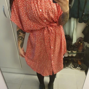 Skjortklänning  - Fin skjortklänning från Monki i storlek s. Kommer med ett skärp