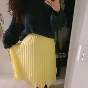 Gul Kjol  - Jättefin kjol från monki i storlek S,  aldrig använt pga fel storlek 