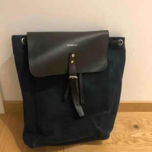  - Alva Sandqvist ryggsäck. Två år gammal, men ej använd på mycket länge. Den söker nu en ägare som kan använda den mer än jag. Den är i jättebra skick.  Frakt