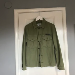 Militär grön Jacka - Militär grön tyg jacka från zara, storlek Xs