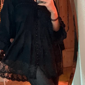 Svart goth blus - Intressekoll! Funderar på att sälja min svarta lite genomskinliga blus från Flash. Blusen är i bra skick och sticker ut från mängden, pris kan diskuteras.