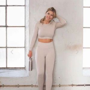 Aimn ribbed tights beige  - Säljer dessa beiga ribbed seamless tights i storlek S (passar S-M) Nypris 599kr mitt pris 349 (frakt inkluderat) . Superfint skick, som nya 🥰 