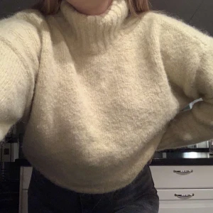 Stickad Weekday - Säljer denna assnygga gula stickade tröjan från Weekday, använd ett par gånger men i väldigt bra skick, nypris 500kr, säljer för 200kr!!