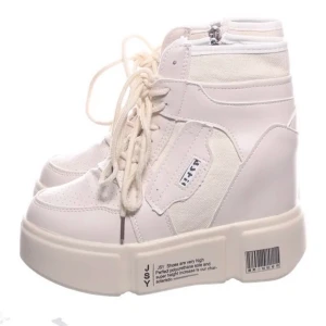 Vita platåskor från JSY - Begagnande platåskor som fått lite svart färg på dig på sidan av ena skon, så priset e billigare 