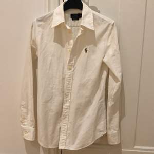 Oanvänd Ralph Lauren skjorta i modell ” custom fit” (slim ) 300 kr + frakt 