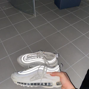 Nike air Max 97 vit , strlk 36/37 - SKITsnygga 97or som tyvärr inte kommer till användning... bra skick och väldigt bekväma och trendiga. Nypriset var 1700kr. Extremt snygga och passar till nästan allt. Och som ni ser har denna coola reflex effekt