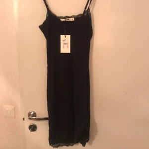 Nytt nattlinne  - Nytt nattlinne från Bikbok, med spets detaljer och en liten slit öppning på ena sidan. Storlek XS men tycker att den är mer som en S. Prislapp kvar. Köpt för 179kr, säljer för 45kr.❤️