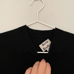 Acne Studios, XS - Tröja från Acne Studios, XS. Har ett hål i kragen och lappen i nacken sitter löst, går att fixa om man vill, jag har inte stört mig på det. 