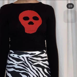 skull longsleeve tee - red skull longsleeve. skapad utav begagnade material och kläder! frakt: 63kr spårbart!❤️☠️