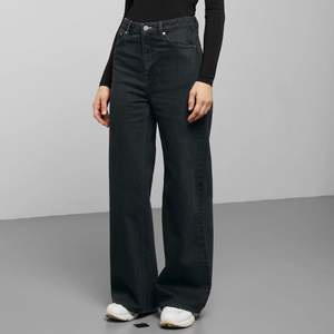 Weekday jeans i modellen Ace High Wide, färgen Tuned Black, storlek 29/32,  slutsålda på Weekdays hemsida, använda fåtal gånger och i mycket bra skick, nypris 500kr