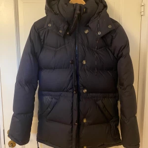 Boomerang jacka storlek XS / S - Dunjacka från Boomerang  Storlek XS, passar en S också  Färg: ”Blackish navy”, väldigt mörkblå  Perfekt skick, inga slitningar eller liknande  Nypris ca 6000 kr