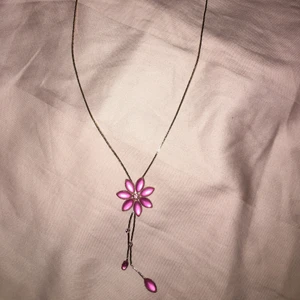 Halsband - Ett vackert halsband som aldrig kommit till användning.  Köparen står för frakt